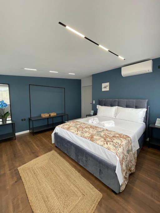 Appartamento Voyage Penthouse Tirana Esterno foto