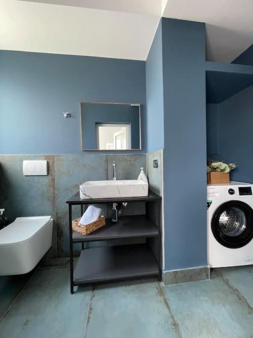 Appartamento Voyage Penthouse Tirana Esterno foto